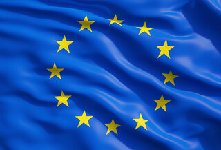 Die Flagge der Europäischen Union zeigt auf blauem Grund einen Kreis aus zwölf gelben Sternen, symbolisierend Einheit und Harmonie.